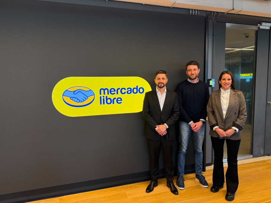 El gerente de Relaciones Gubernamentales de Mercado Libre, Gabriel D&iacute;az Zolorzalo, junto a los concejales Juan Senn y Paz Caruso.