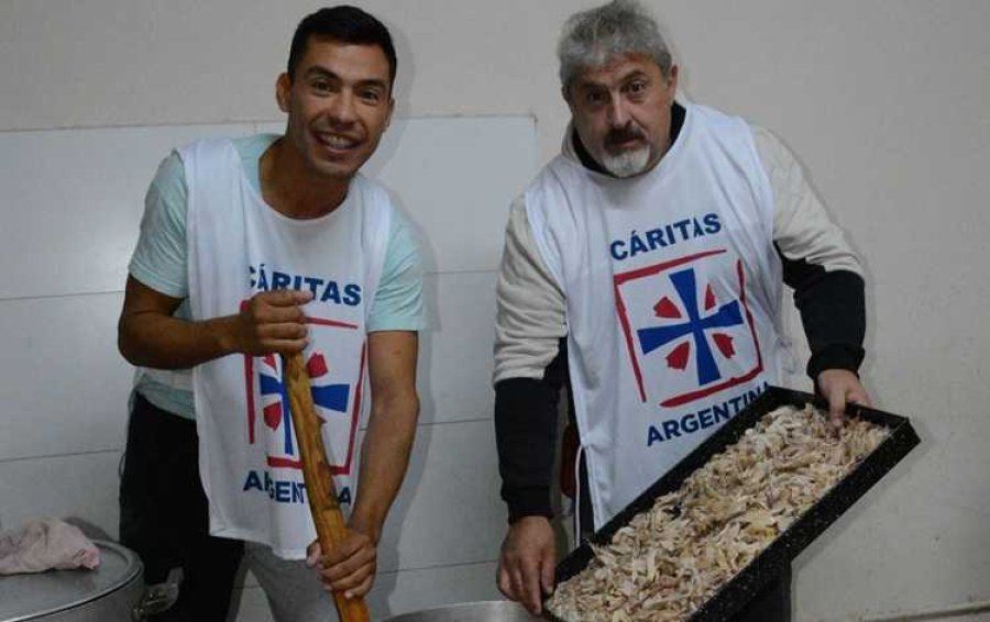 Voluntarios de C&aacute;ritas en tarea solidaria.
