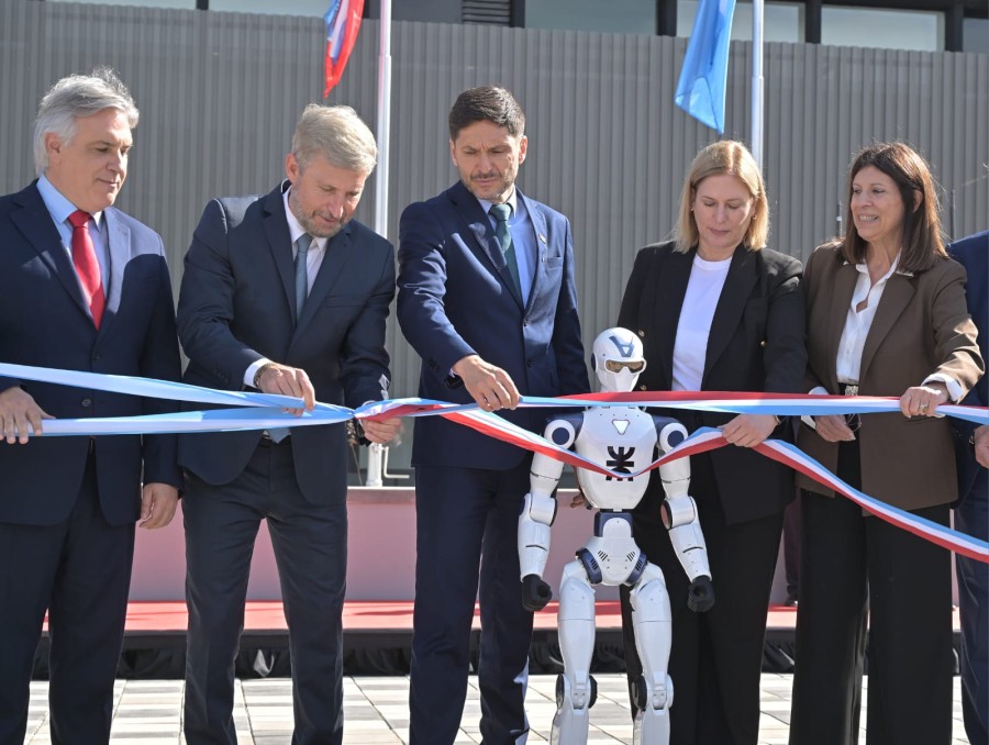 Clara Garc&iacute;a en la inauguraci&oacute;n de la sede administrativa de la Regi&oacute;n Centro junto a Gisela Scaglia, Maximiliano Pullaro, Rogelio Frigerio y Mart&iacute;n Llaryora.