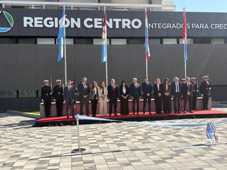 Las autoridades en la inauguraci&oacute;n de la sede.