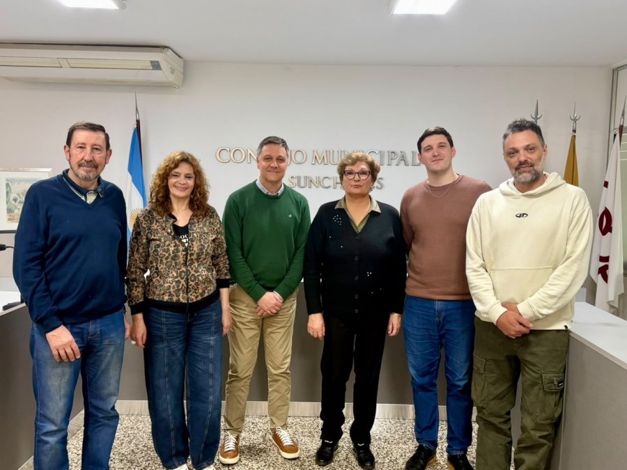 VISITA. Mabel Fossatti, junto a colaboradores del &oacute;rgano legislativo local, durante la reuni&oacute;n que se llev&oacute; a cabo en el Concejo Municipal de Sunchales.