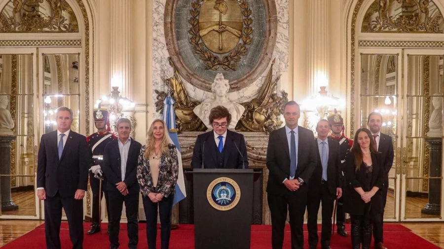 Milei, en cadena nacional, junto a integrantes de su gabinete.