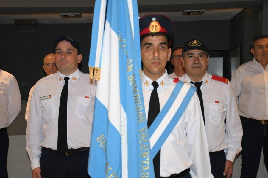 Abanderados del cuartel bomberil durante la celebraci&oacute;n.
