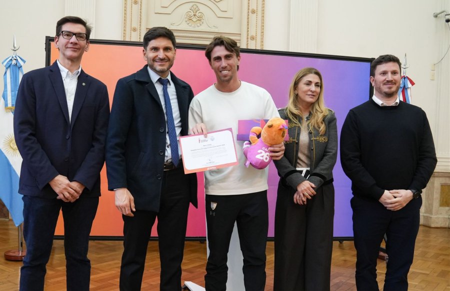 DISTINCION. Pullaro recibi&oacute; a integrantes de los Leones en el Sal&oacute;n Blanco de la ciudad de Rosario.