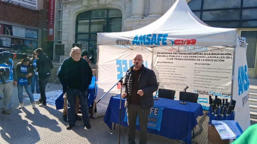 PROTESTA. Los gremios docentes de Santa Fe profundizaron este jueves el conflicto con el gobierno provincial al realizar jornadas de protesta en los 19 departamentos.