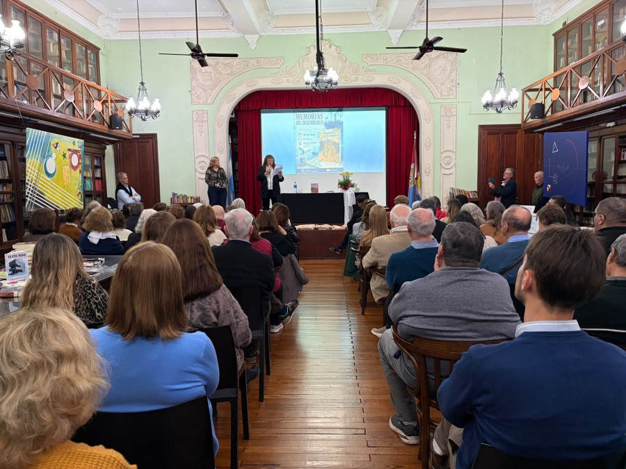 Sala llena de la Biblioteca Sarmiento del CEC en la presentaci&oacute;n del libro.