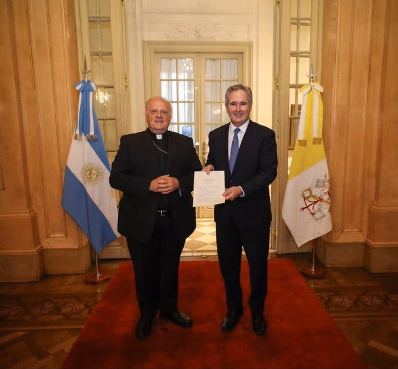 El canciller Pablo Quirno y el nuncio apost&oacute;lico, Michael Wallace Banach.