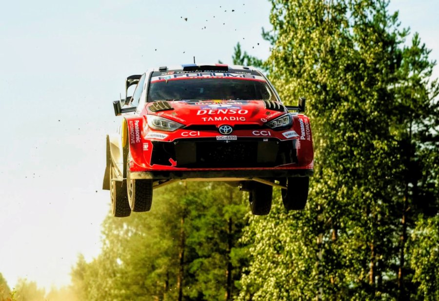 Impresionante salto de S&eacute;bastien Ogier y su Toyota Yaris en Finlandia.