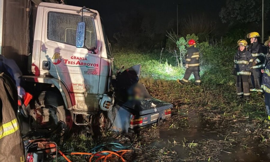 CHOQUE FATAL. El siniestro ocurri&oacute; cuando un GMC Chevette, en el que viajaban 8 personas, impact&oacute; de frente contra un cami&oacute;n Mercedes Benz y qued&oacute; incrustado debajo del veh&iacute;culo de mayor porte.