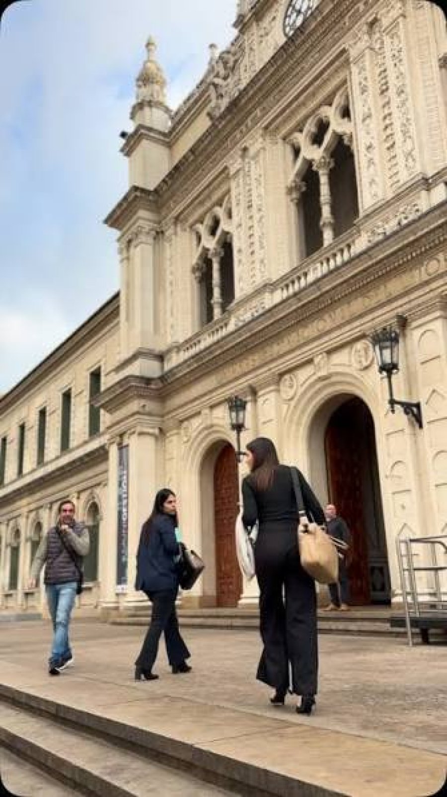 Las funcionarias sanvicentinas arribando a la sede del Rectorado de la UNL.