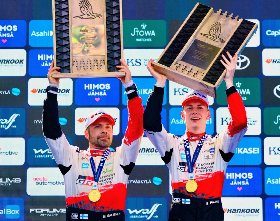 Marko Salminen y Sami Pajari festejaron en el podio del Rally de Finlandia.