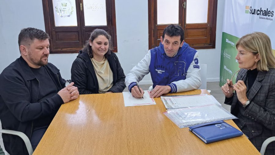 Junto al Intendente, beneficiarios firmando la recepci&oacute;n.