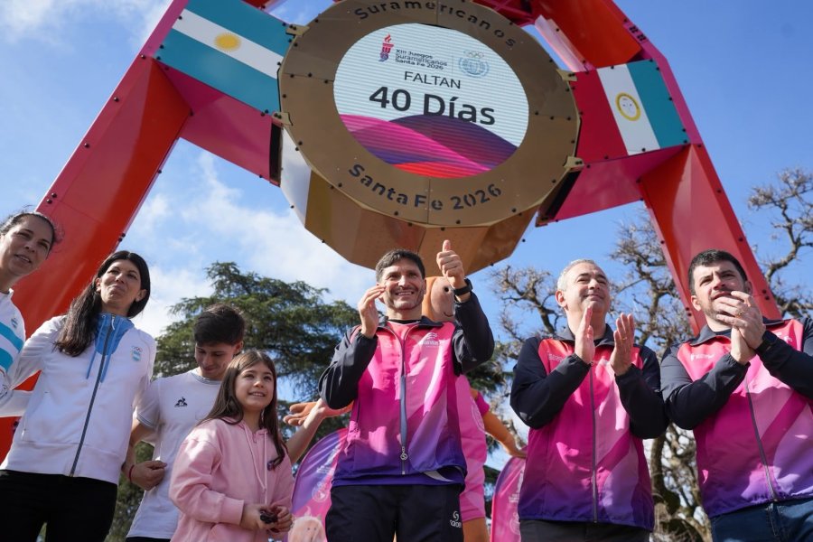 RECTA FINAL. Con la presencia del gobernador Pullaro, este domingo se encendi&oacute; el reloj del Portal Suramericano de Rosario, ubicado en el Parque a la Bandera.