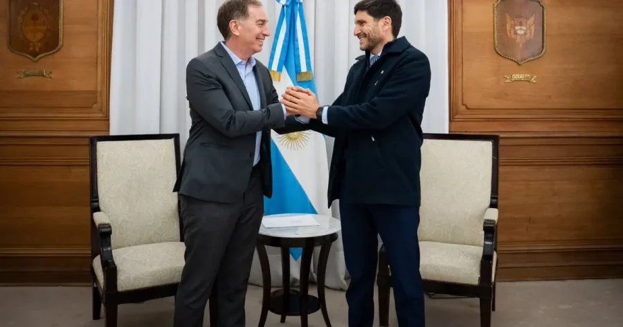 PENSANDO EN LO QUE SE VIENE. Diego Santilli, el actual Jefe de Gabinete de la era Milei, junto al gobernador santafesino, Maximiliano Pullaro.
