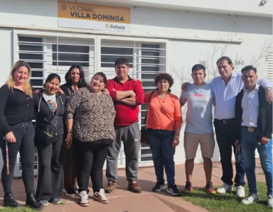 Daniel Raffaelli (en el centro, de rojo) junto a integrantes de la nueva Comisi&oacute;n Directiva de barrio Villa Dominga que asumir&aacute; este lunes.