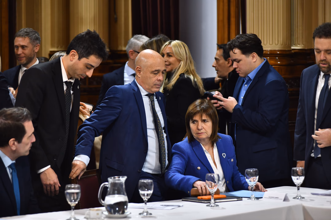 La jefa de bloque de LLA, Patricia Bullrich, y el senador Bartolom&eacute; Abdala.