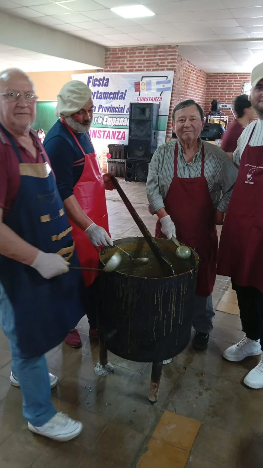 El artífice de la cocina,Oscar Luvino y colaboradores que hicieron el Locro.