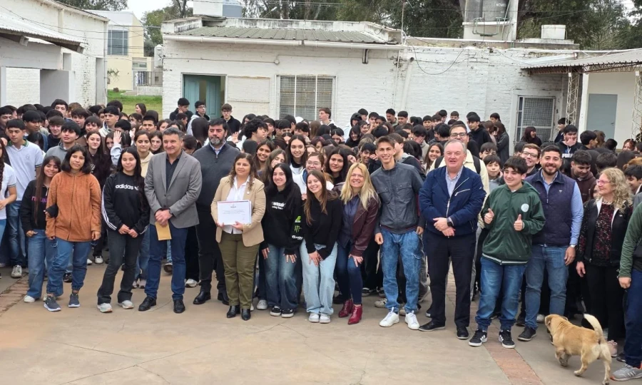 Entrega de aportes a Escuela.