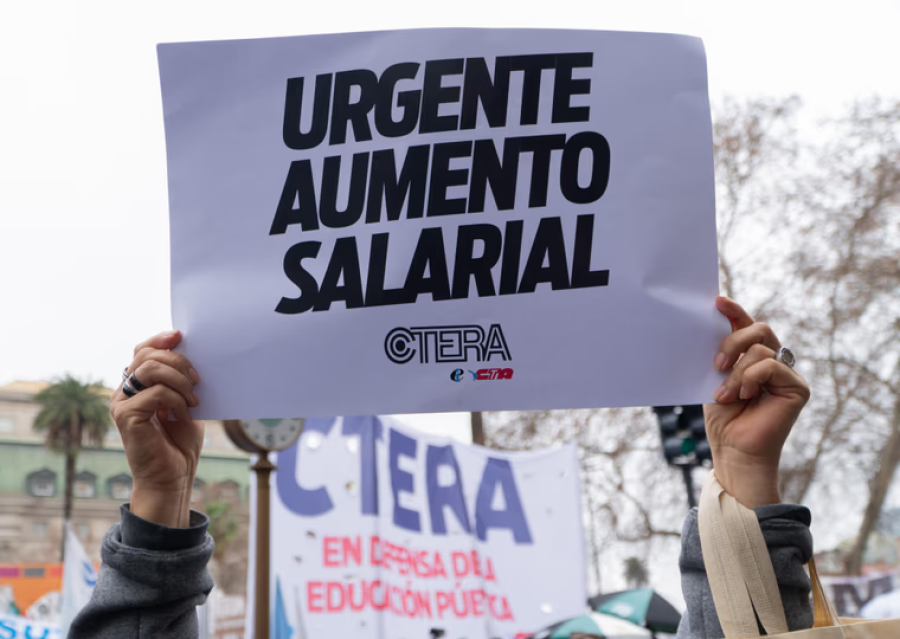 RECLAMO DE DOCECENTES. Pese a la medida de fuerza impulsada por Ctera, la mayor&iacute;a de las escuelas permanecieron abiertas este lunes en todo el territorio nacional.