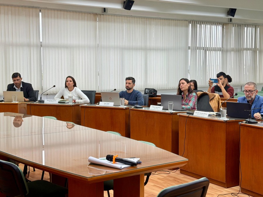 Los concejales durante la exposici&oacute;n del Dr. Viglizzo.