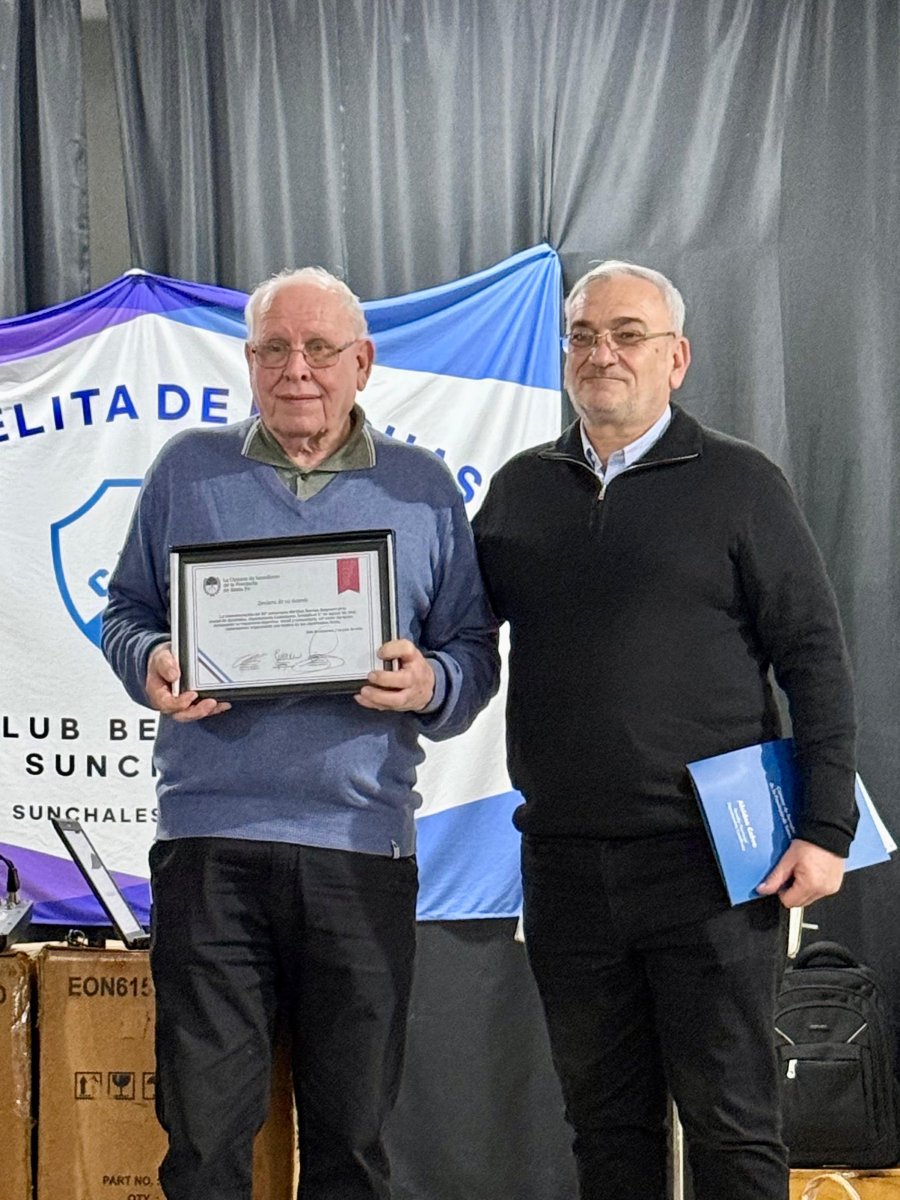 Sergio Schnell y Alcides Calvo durante la entrega de la distinci&oacute;n de la C&aacute;mara de Senadores.