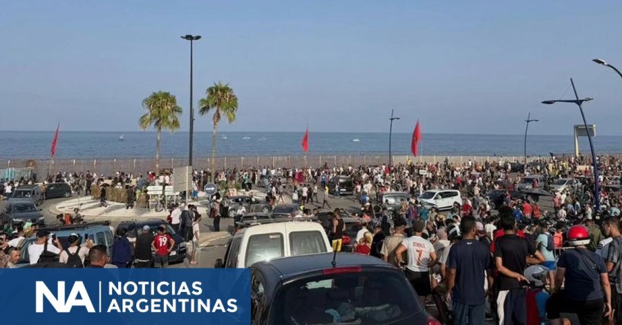 MIGRACION ILEGAL. Personas se re&uacute;nen en el lado marroqu&iacute; de la frontera con Ceuta, en el norte de &Aacute;frica, prepar&aacute;ndose para cruzar.