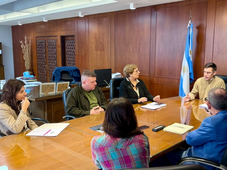 Milagros Zafra, Fabricio Dellasanta, Mabel Fossatti y Leonardo Viotti junto a Valeria Soltermam y Juan Scavino (ambos de espalda) durante la reuni&oacute;n en la oficina de Intendencia.