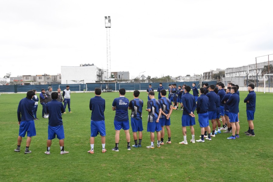 El plantel escucha con atenci&oacute;n las indicaciones del entrenador en el inicio de la pretemporada. (FOTO PRENSA BH)