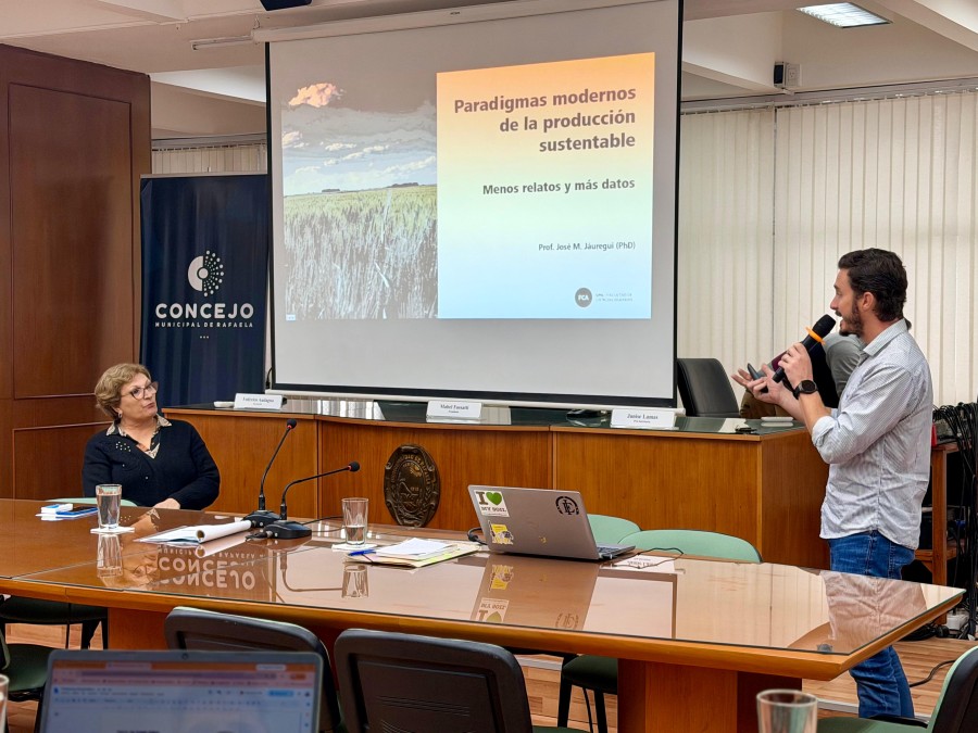 J&aacute;uregui, junto a la presidenta del Concejo, Mabel Fossatti, se apoy&oacute; en una presentaci&oacute;n para compartir sus impresiones sobre fitosanitarios en entornos periurbanos. (FOTO PRENSA CONCEJO)
