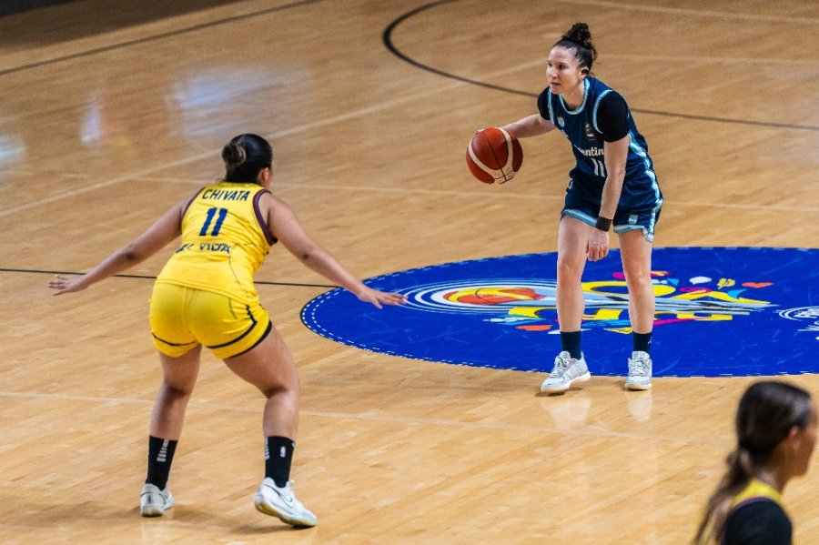 MELI CONDUCCION. La rafaelina, capitana del equipo, durante el partido inicial del seleccionado.