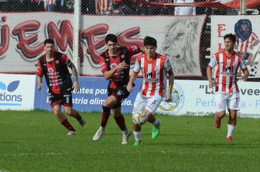 Pablo Ramirez, volante central de 9 de Julio, en el partido del domingo.