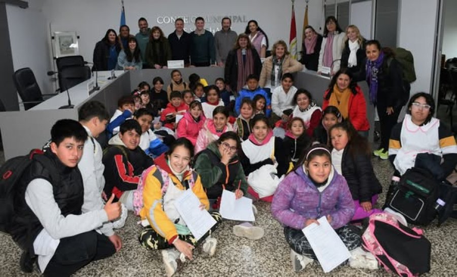 La comitiva que visit&oacute; el Concejo Municipal.
