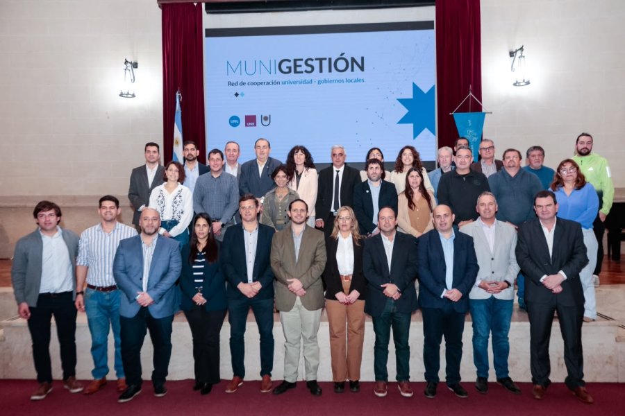 Representantes de Gobiernos locales que suscribieron el convenio.