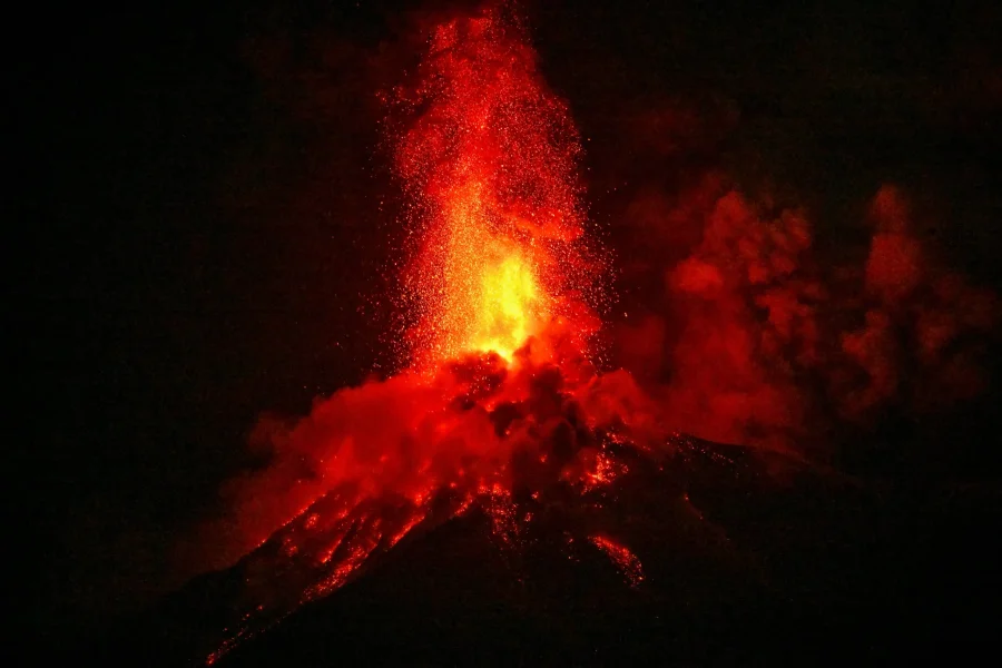 IMPACTANTE. Guatemala declar&oacute; alerta roja por la erupci&oacute;n del volc&aacute;n de fuego, donde las cenizas superan los 6.000 metros.