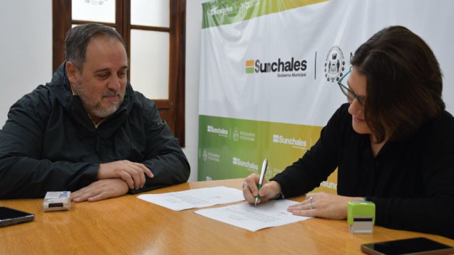 Fernando Vaquero y Mar&iacute;a Eugenia Gamero durante la suscripci&oacute;n del acuerdo.