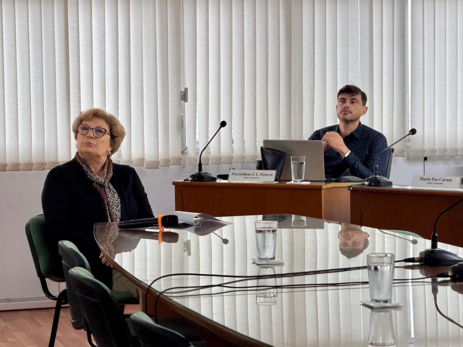 Mabel Fossatti y Maximiliano Postovit observan con atenci&oacute;n la exposici&oacute;n de Favre en el marco de la ronda de charlas con especialistas para rehacer la ordenanza sobre aplicaci&oacute;n de fitosanitarios. (FOTO PRENSA CONCEJO)