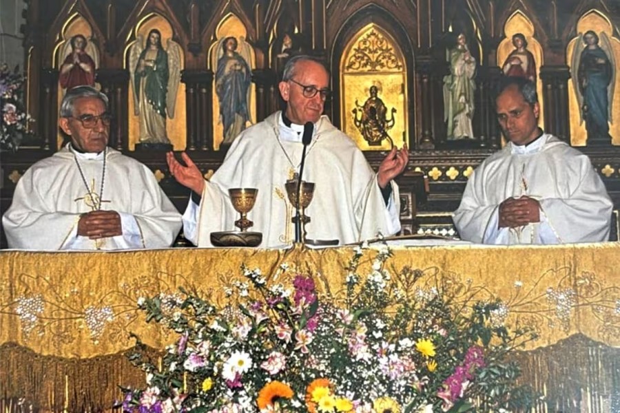 En agosto de 2004, Jorge Bergoglio (centro) y Roberto Prevost (derecha) celebraron una misa conjunta en la parroquia de San Agust&iacute;n de Buenos Aires; ambos fueron elegidos papa.