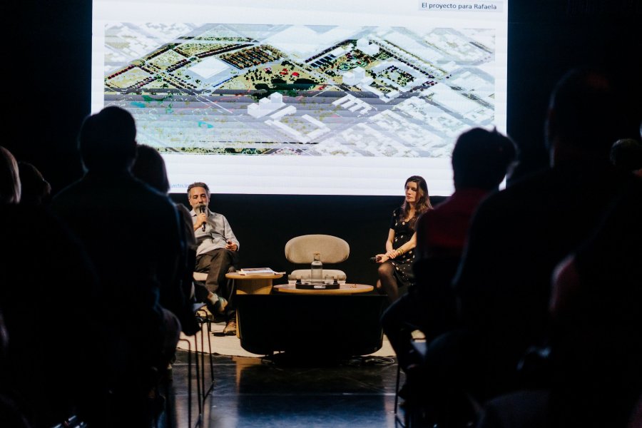 Gabriel Burgue&ntilde;o y Ana Lis Rodr&iacute;guez Nardelli durante el panel realizado en el Viejo Mercado. (FOTO DJ)