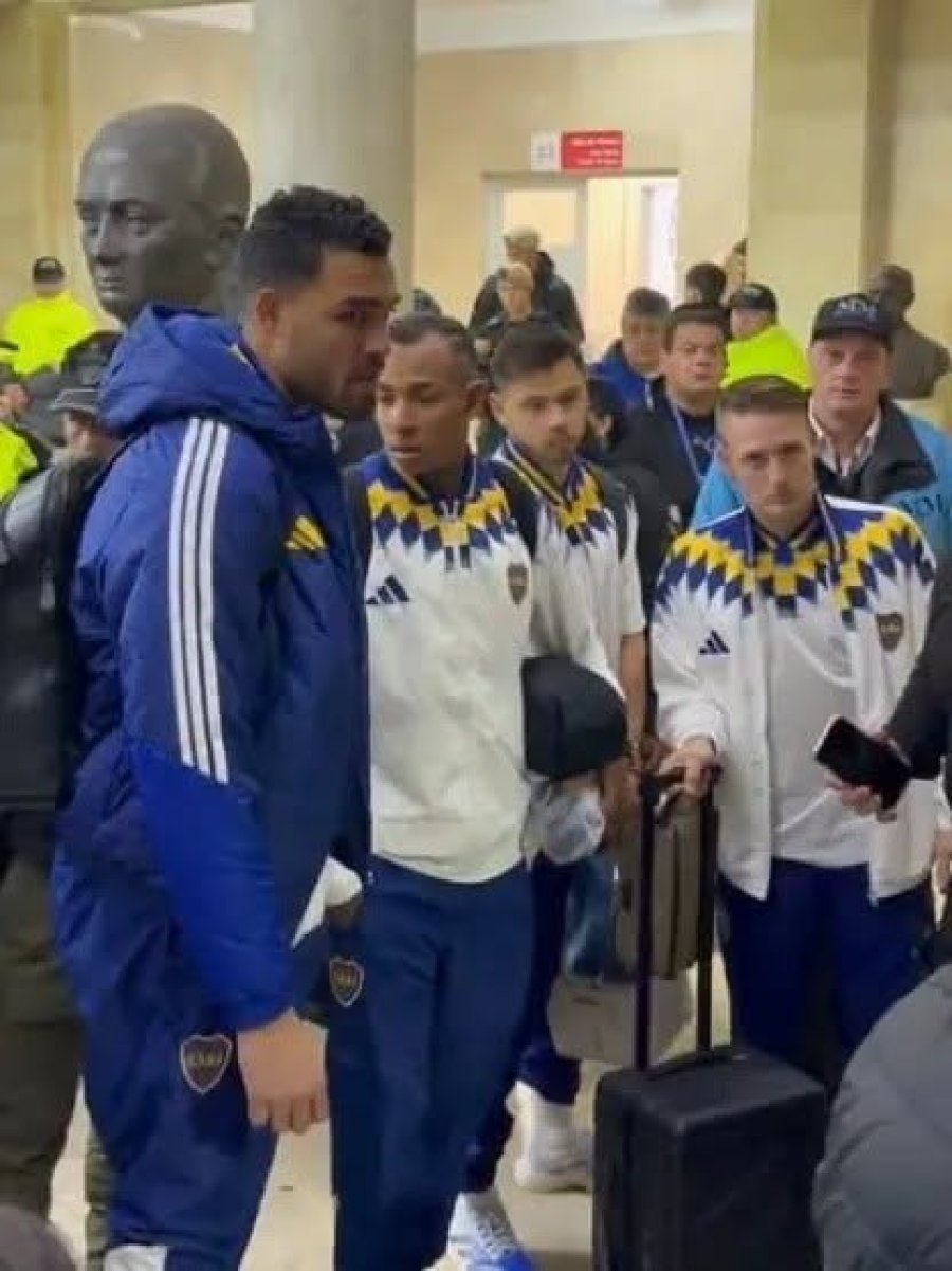 INSOLITO. Los cuatro jugadores xeneizes esperando.