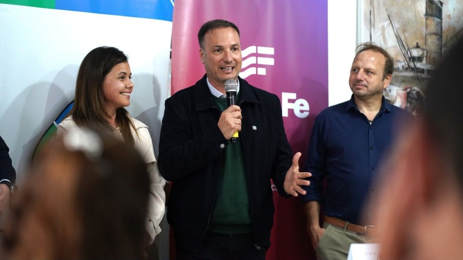 Durante la visita, adem&aacute;s, se entregaron escrituras a tres familias.