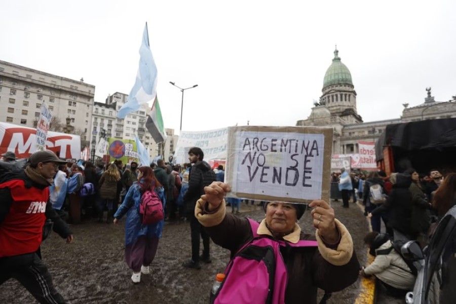 Organizaciones sociales, gremiales y pol&iacute;ticas marchan en contra de la Ley de Tierras.