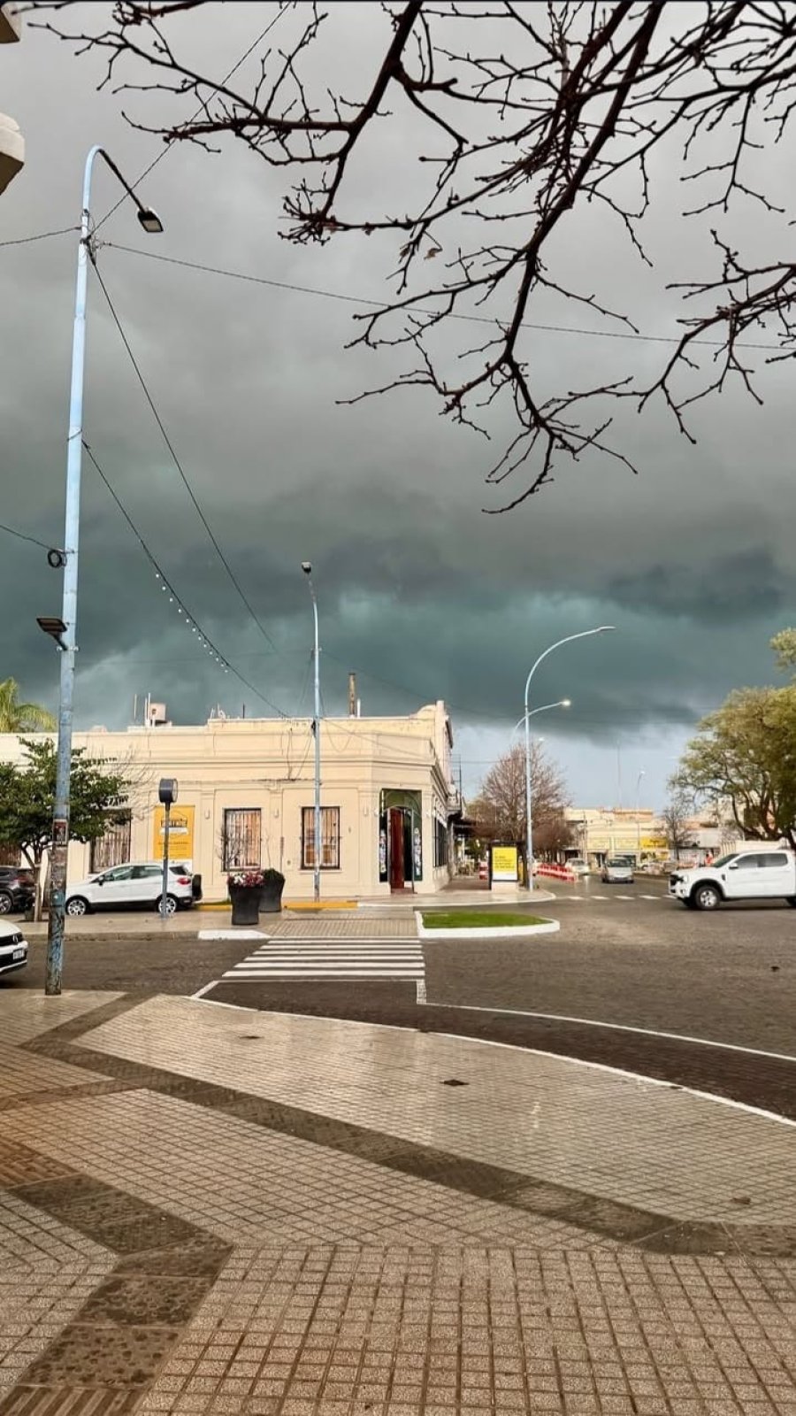 Vista de c&oacute;mo se observaba el ingreso de la ciclog&eacute;nesis a la ciudad desde el microcentro