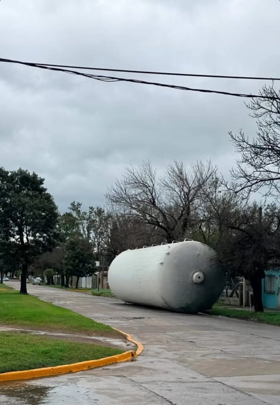 El fuerte viento sac&oacute; de su lugar un tanque de Saputo, movi&eacute;ndolo hacia la v&iacute;a p&uacute;blica