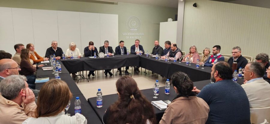 REUNION. Participaron autoridades locales, provinciales, comunales y de localidades cercanas en la actividad que se desarroll&oacute; hoy en instalaciones de la Sociedad Rural de nuestra ciudad.