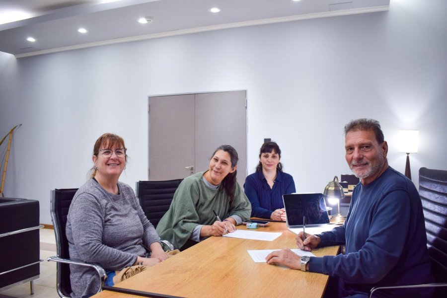 CONVENIO. La firma del acuerdo estuvo a cargo de Dar&iacute;o Cocco, presidente de Fundaci&oacute;n SEOM, e Ingrid Guntern, perteneciente a la Asociaci&oacute;n Nazareth.