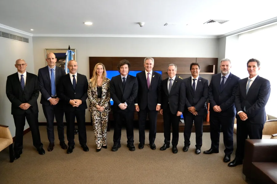 REUNION DE TRABAJO. La comitiva del Presidente mantuvo una reuni&oacute;n con representantes de toda la cadena de valor automotriz argentina.