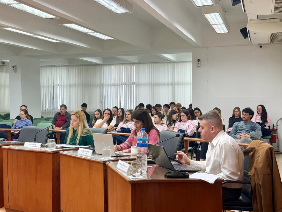 Los concejales de LLA, Fabricio Dellasanta y Milagros Zafra, votaron en contra del proyecto de ajuste tributario al igual que sus pares del Partido Justicialista. (FOTO PRENSA CONCEJO)