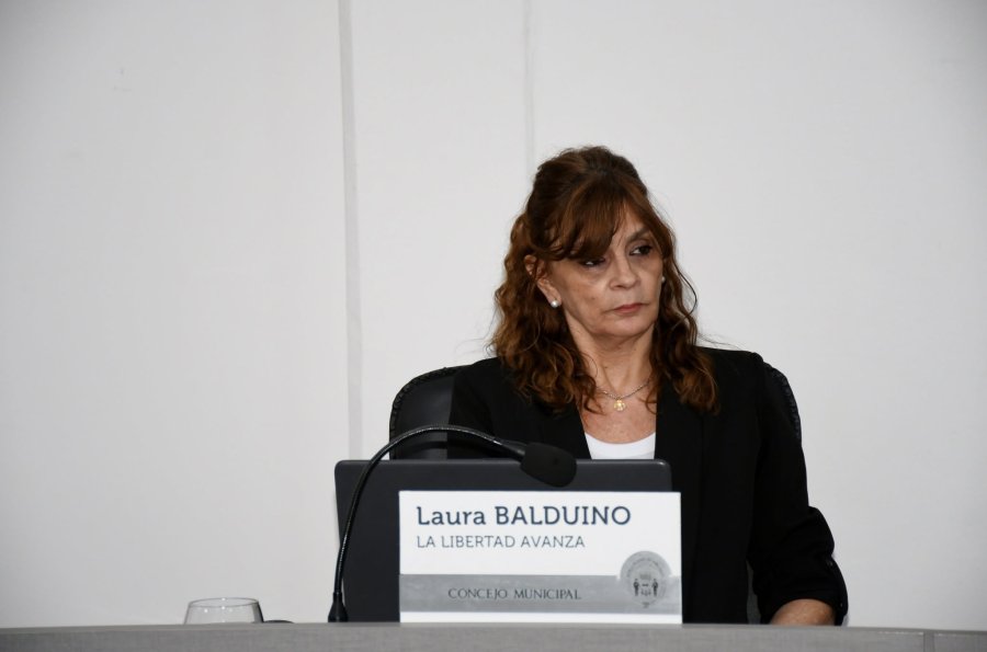 Laura balduino en su banca.