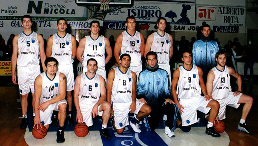 EQUIPAZO. Arriba de izq. a der., Fern&aacute;ndez, Guti&eacute;rrez, Pelussi, Wolkowyski, Oberto y Farabello. Abajo: Palladino, Montecchia, Victoriano, S&aacute;nchez, Gin&oacute;bili y Nocioni.