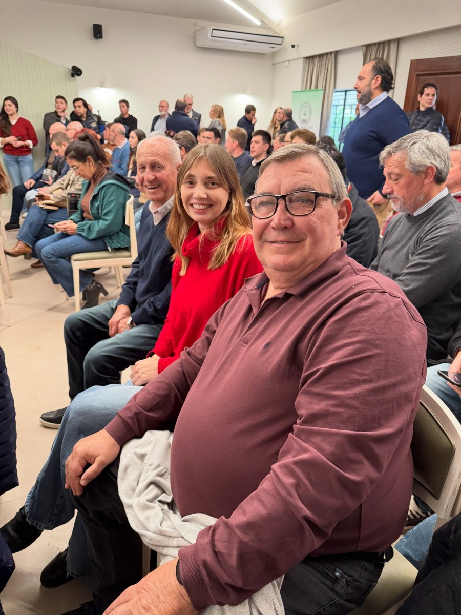 Gabriel Bono con otros jefes comunales.